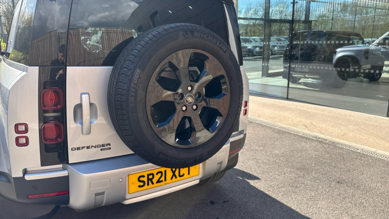 Land Rover Defender 3.0 D300 SE 110 5dr Auto Diesel Estate